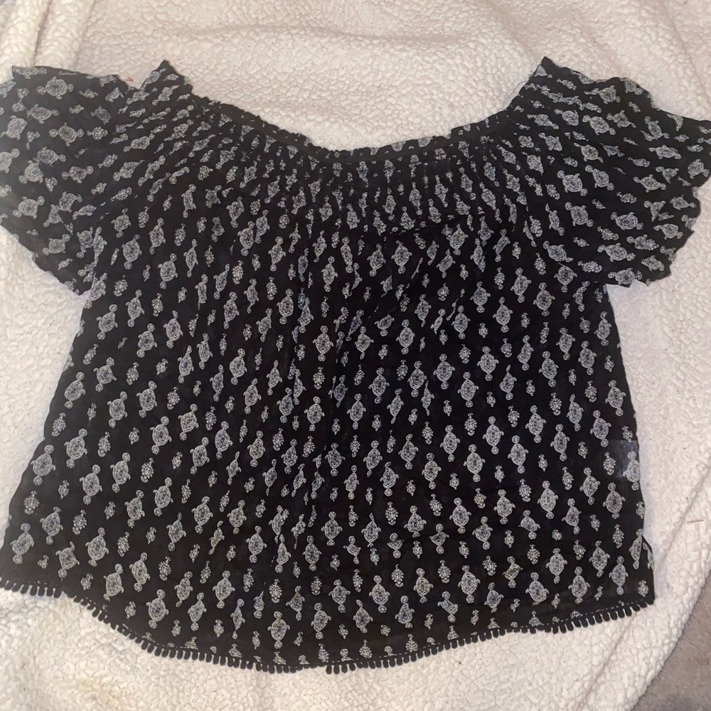 Cute flowy black top !! Only worn once !!